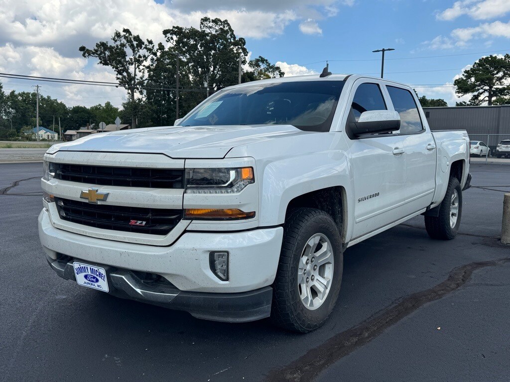 2018 Chevrolet Silverado 1500 LT photo 2