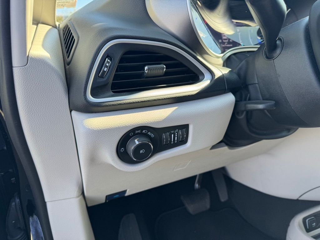 Used 2024 Chrysler Pacifica Touring L Minivan/Van