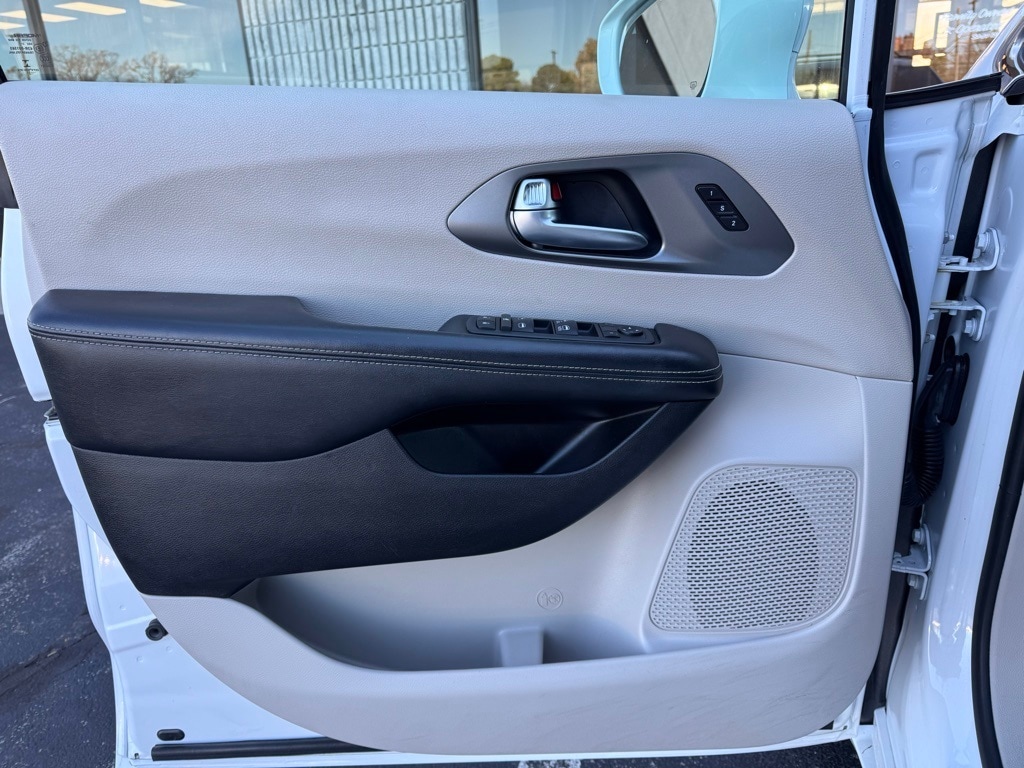 Used 2022 Chrysler Pacifica Touring L Minivan/Van