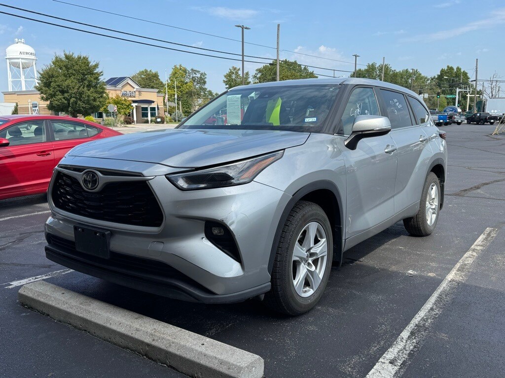 2024 Toyota Highlander LE photo 2