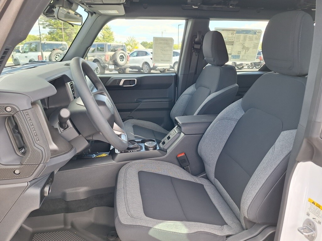 2025 Ford Bronco Base photo 3