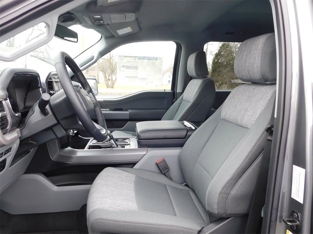 2023 Ford F-150 Lightning XLT photo 4