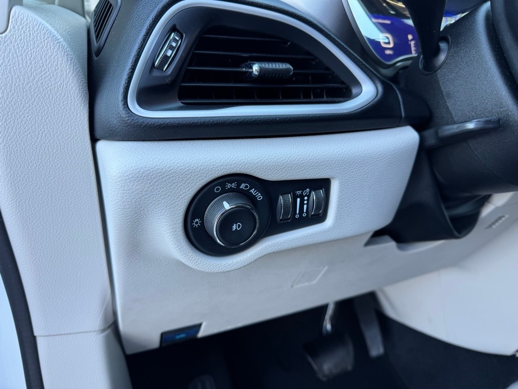 Used 2022 Chrysler Pacifica Touring L Minivan/Van