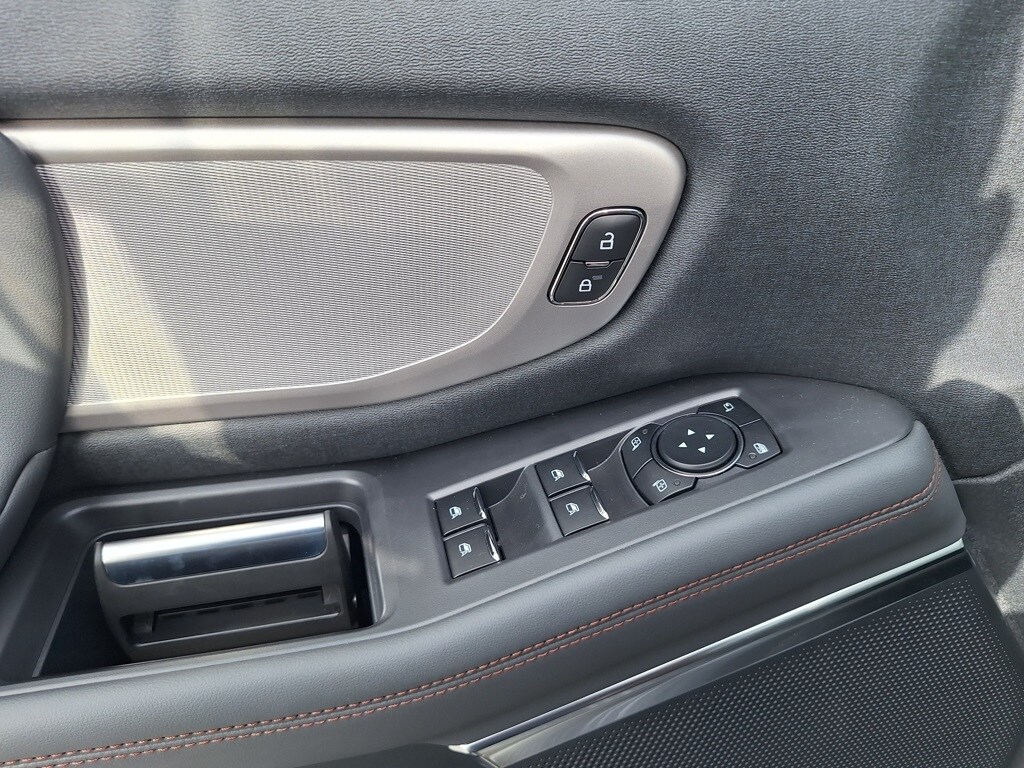 2025 Ford Expedition photo 3