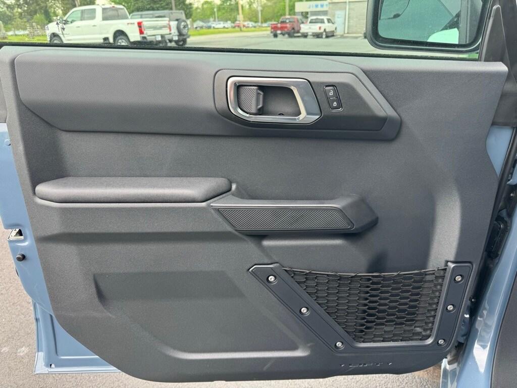 2025 Ford Bronco Base photo 2