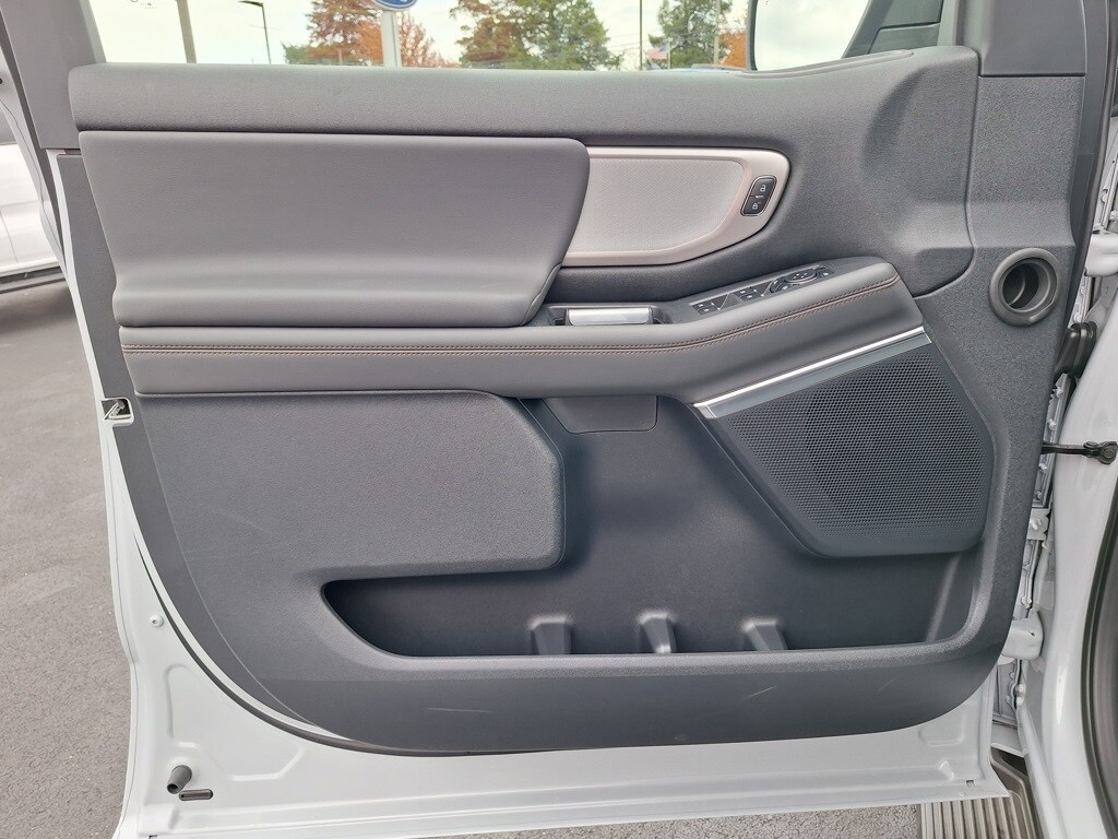 2025 Ford Expedition MAX photo 2