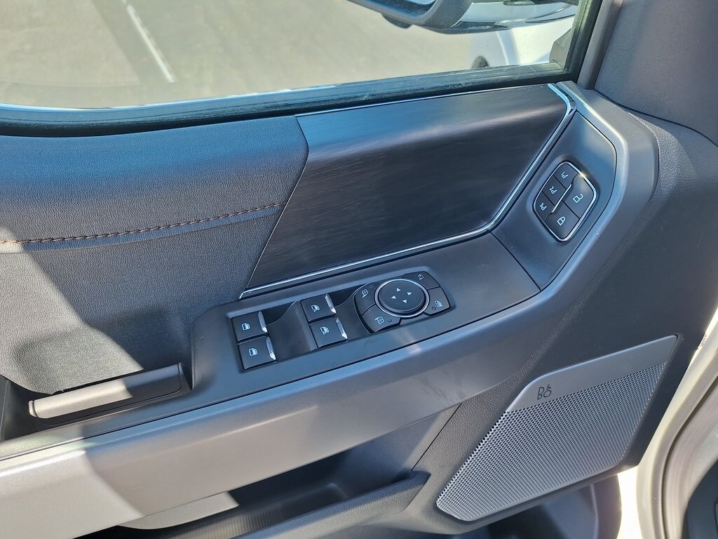 2025 Ford F-150 Lariat photo 2