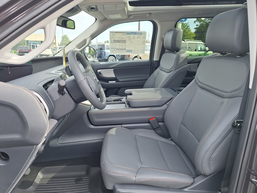 2025 Ford Expedition photo 4