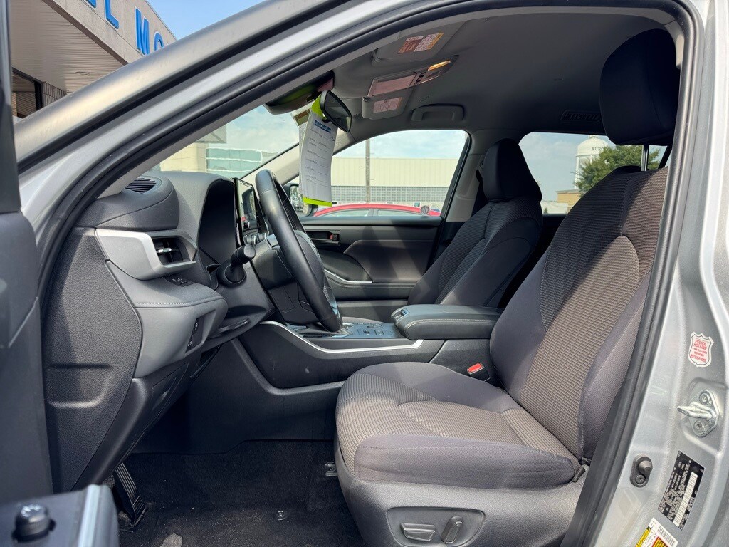 2024 Toyota Highlander LE photo 3