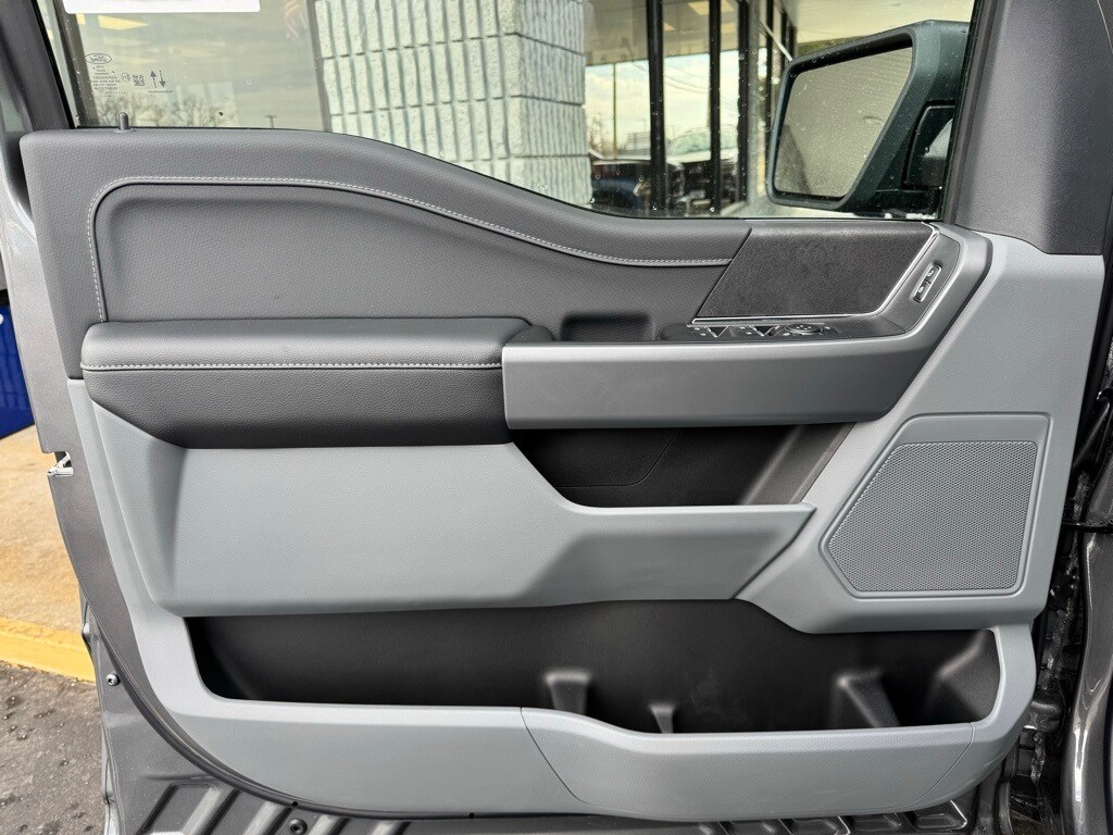 2025 Ford F-150 XLT photo 2