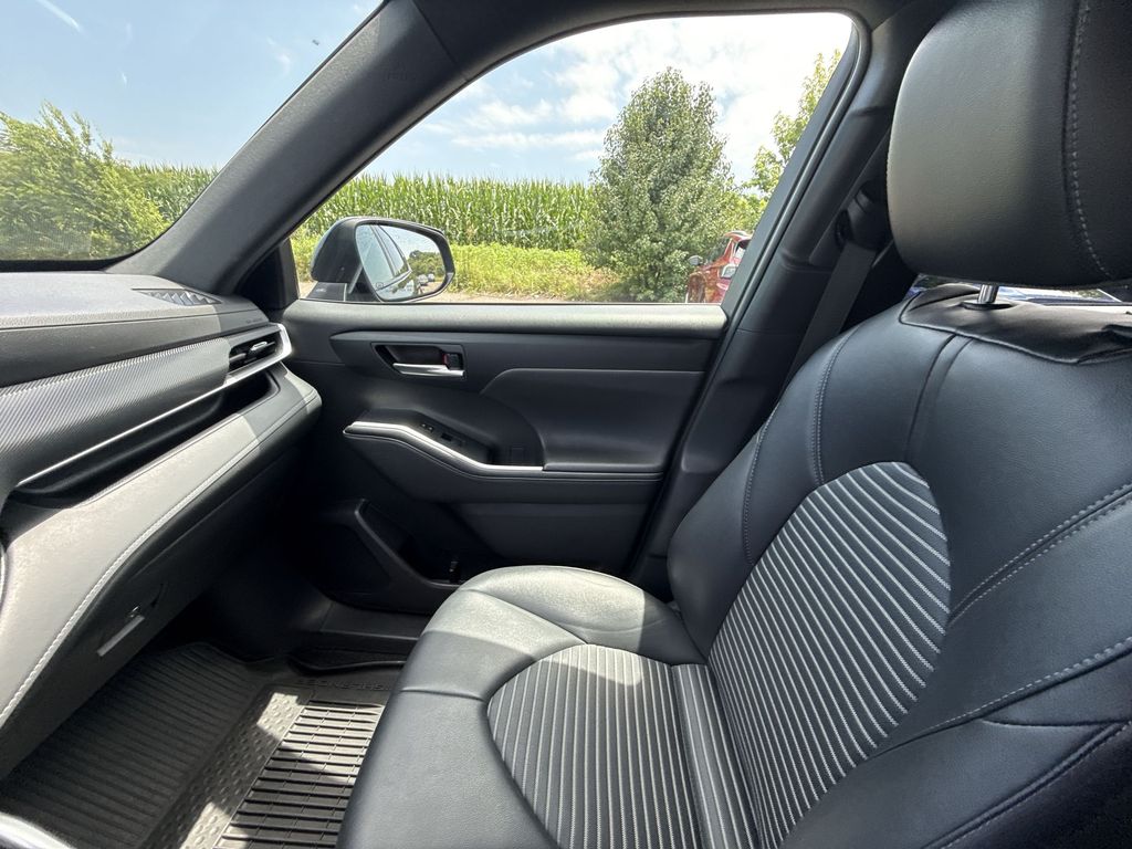 2024 Toyota Highlander LE - Photo 15