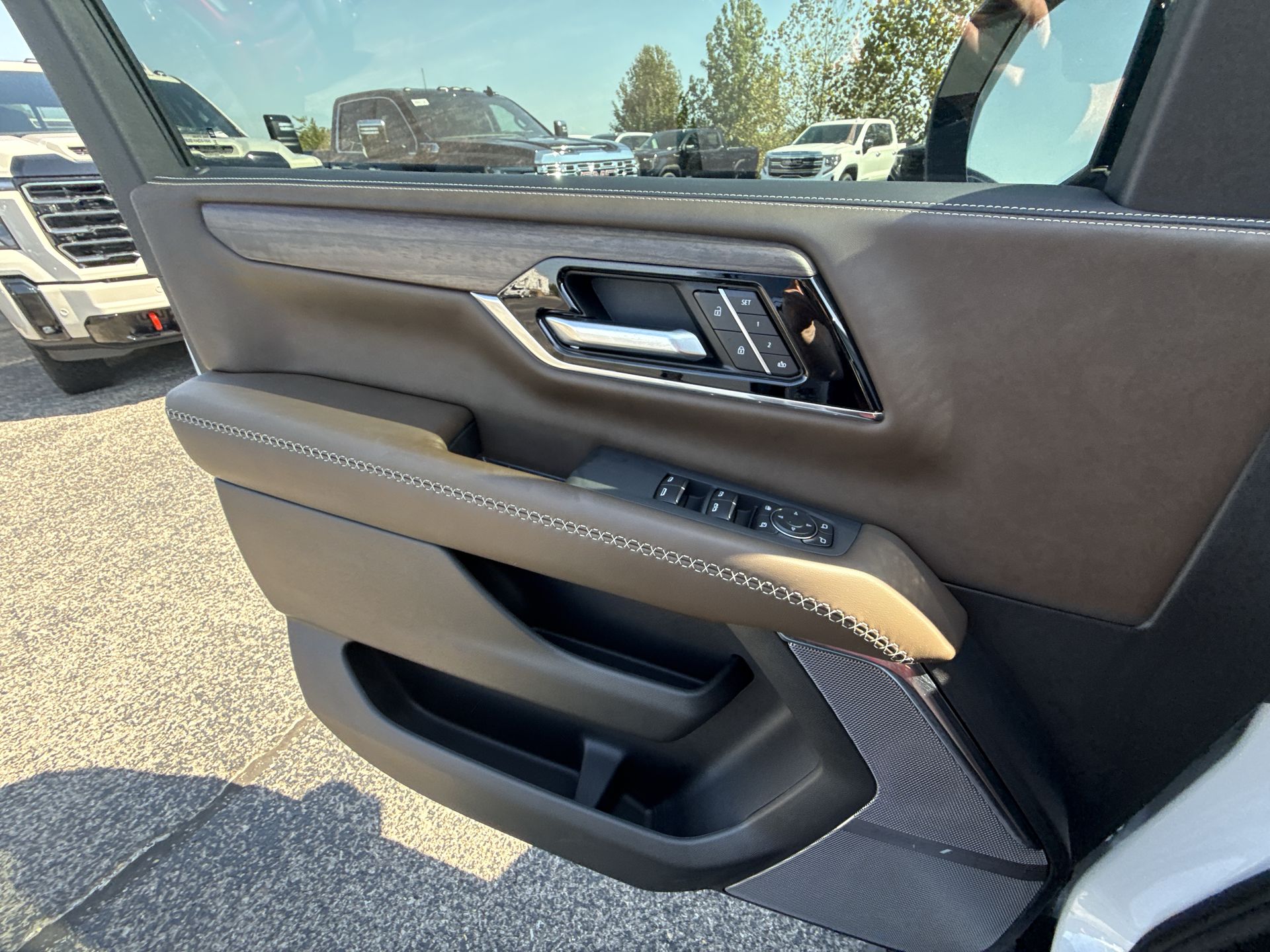 2026 GMC Yukon Denali Ultimate - Photo 30