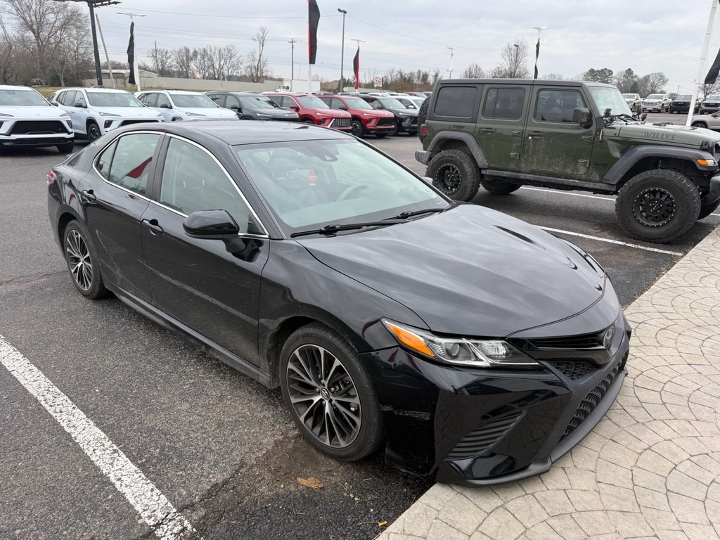 2020 Toyota Camry SE's photo