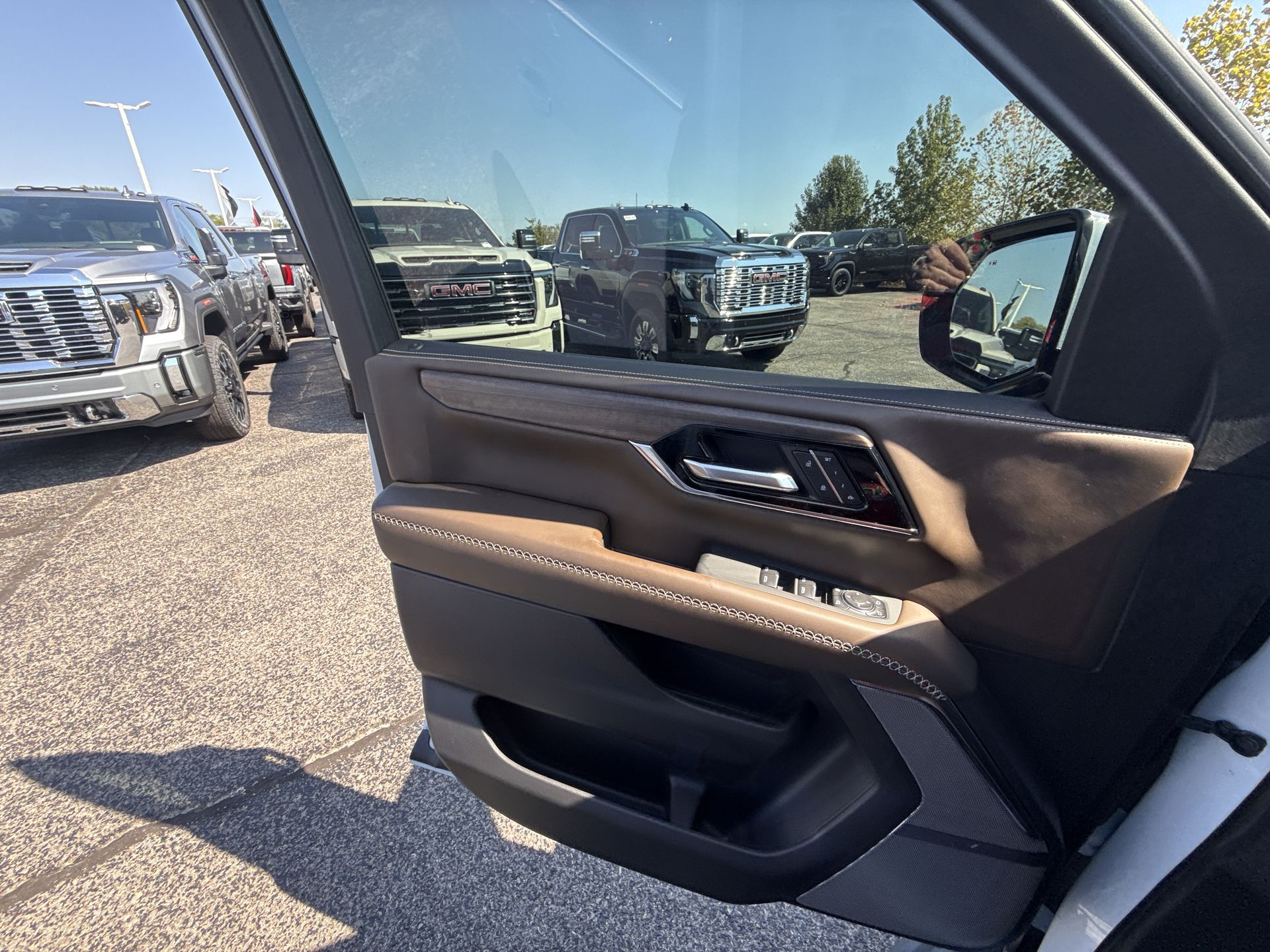 2026 GMC Yukon Denali Ultimate - Photo 29