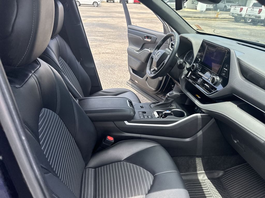 2024 Toyota Highlander LE - Photo 35