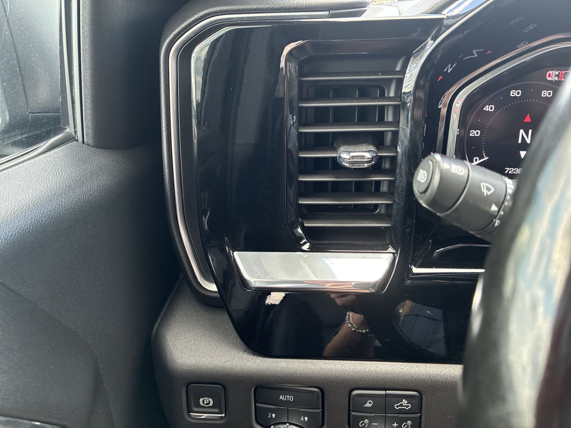 2024 GMC Sierra 1500 SLT - Photo 24