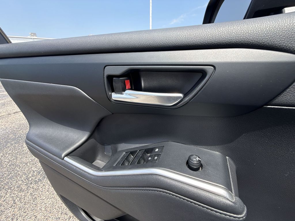 2024 Toyota Highlander LE - Photo 30