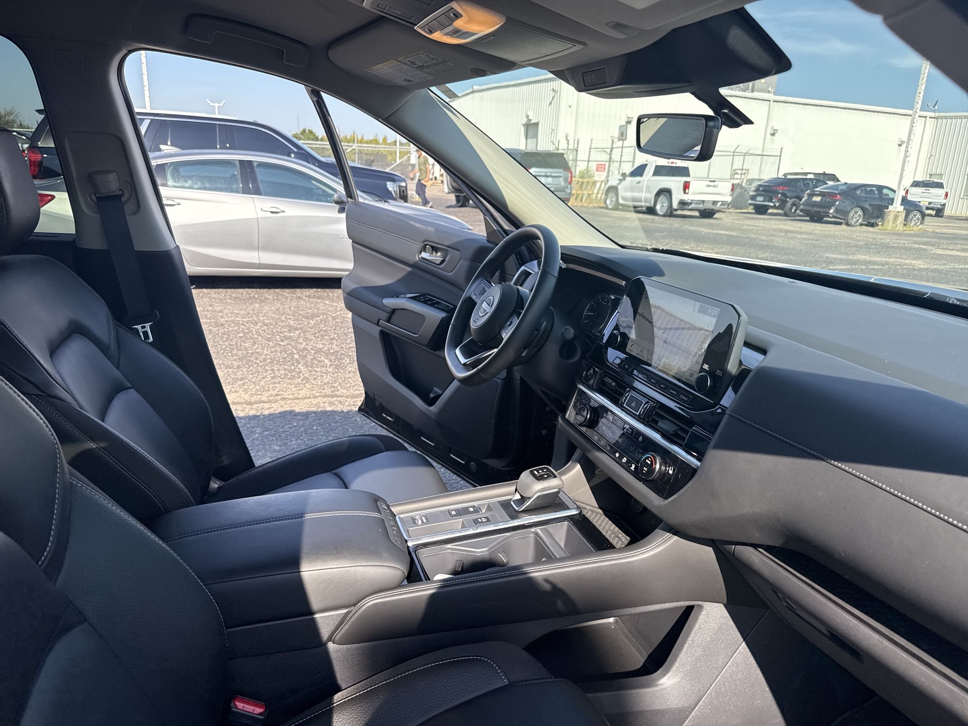 2025 Nissan Pathfinder SL - Photo 35