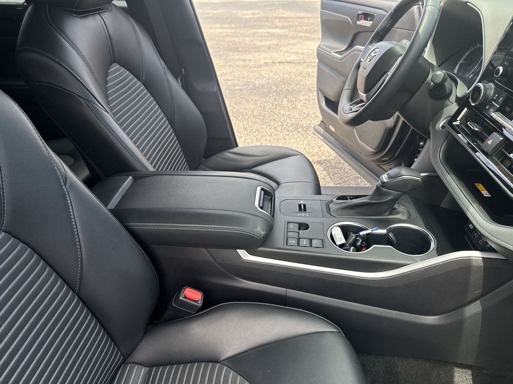 2024 Toyota Highlander LE - Photo 13