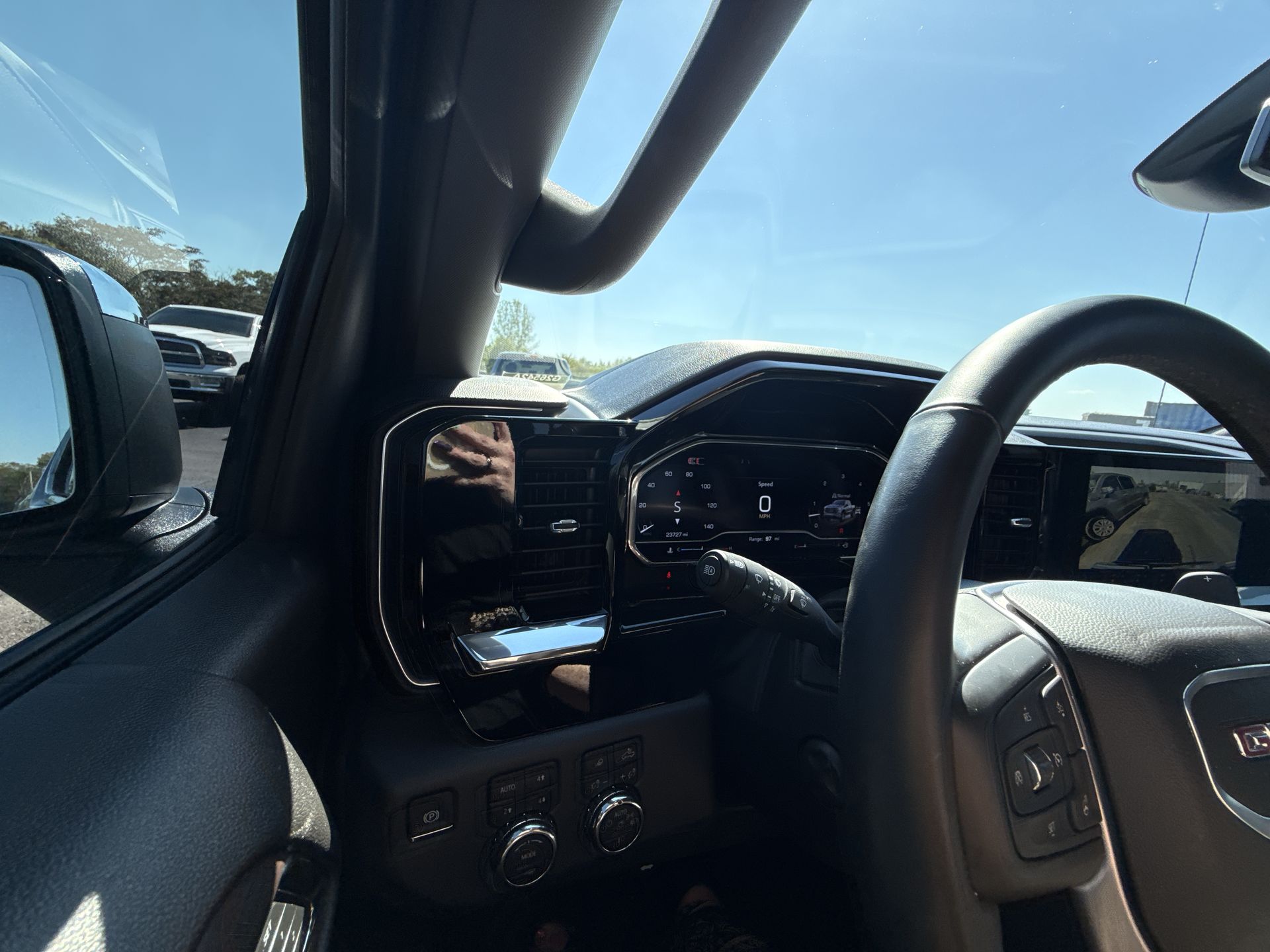 2025 GMC Sierra 1500 SLT - Photo 24