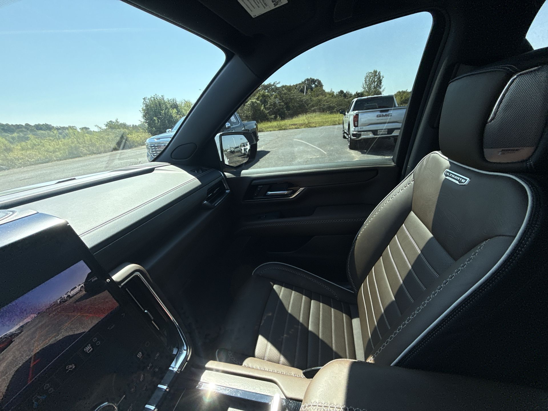 2026 GMC Yukon Denali Ultimate - Photo 26