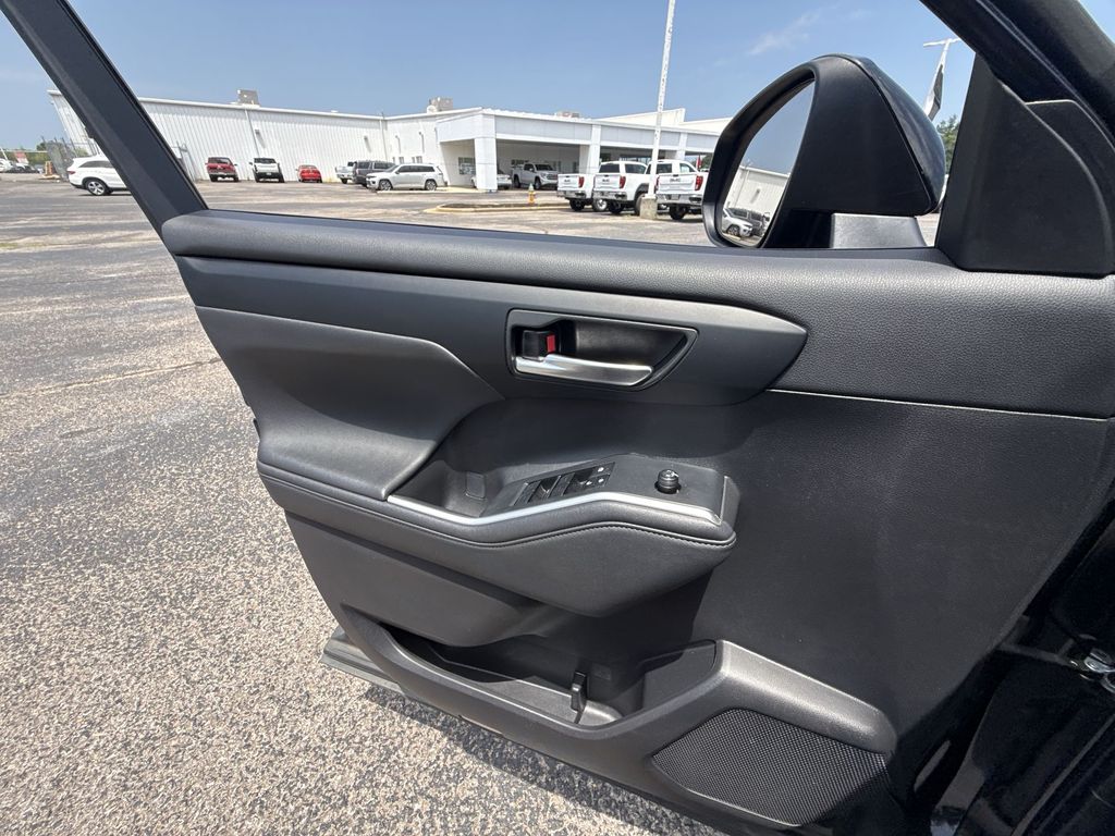 2024 Toyota Highlander LE - Photo 29