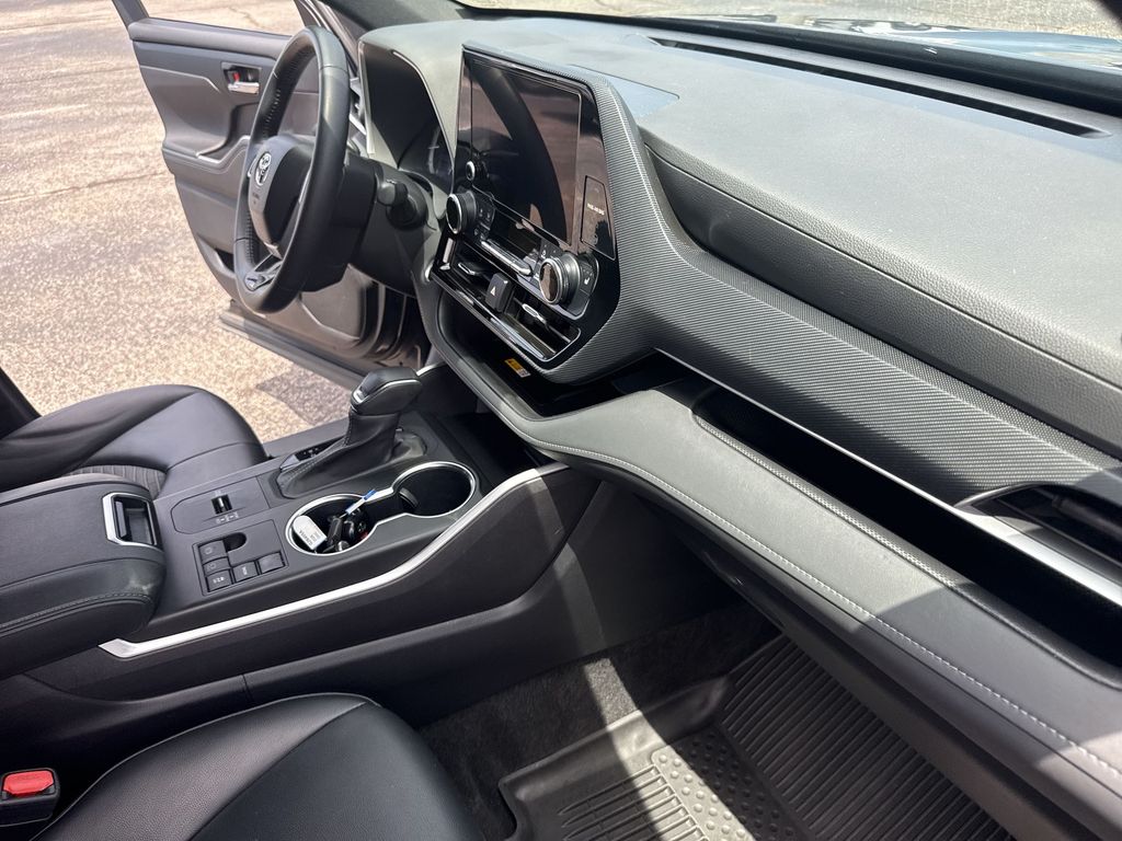 2024 Toyota Highlander LE - Photo 36