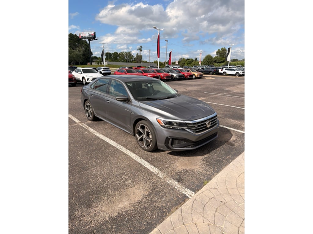 2020 Volkswagen Passat 2.0T R-Line Auto's photo