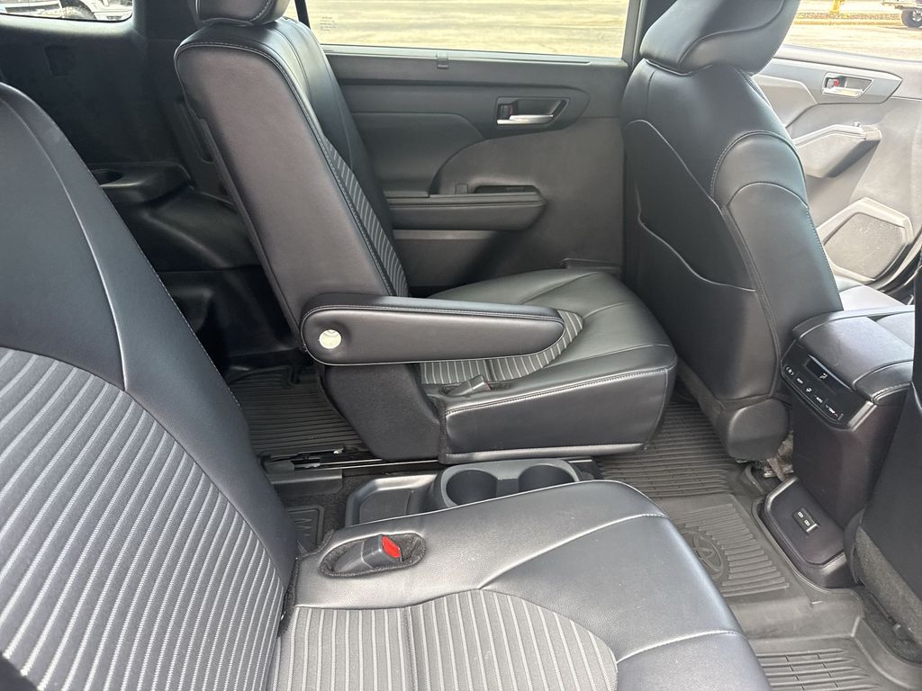 2024 Toyota Highlander LE - Photo 34