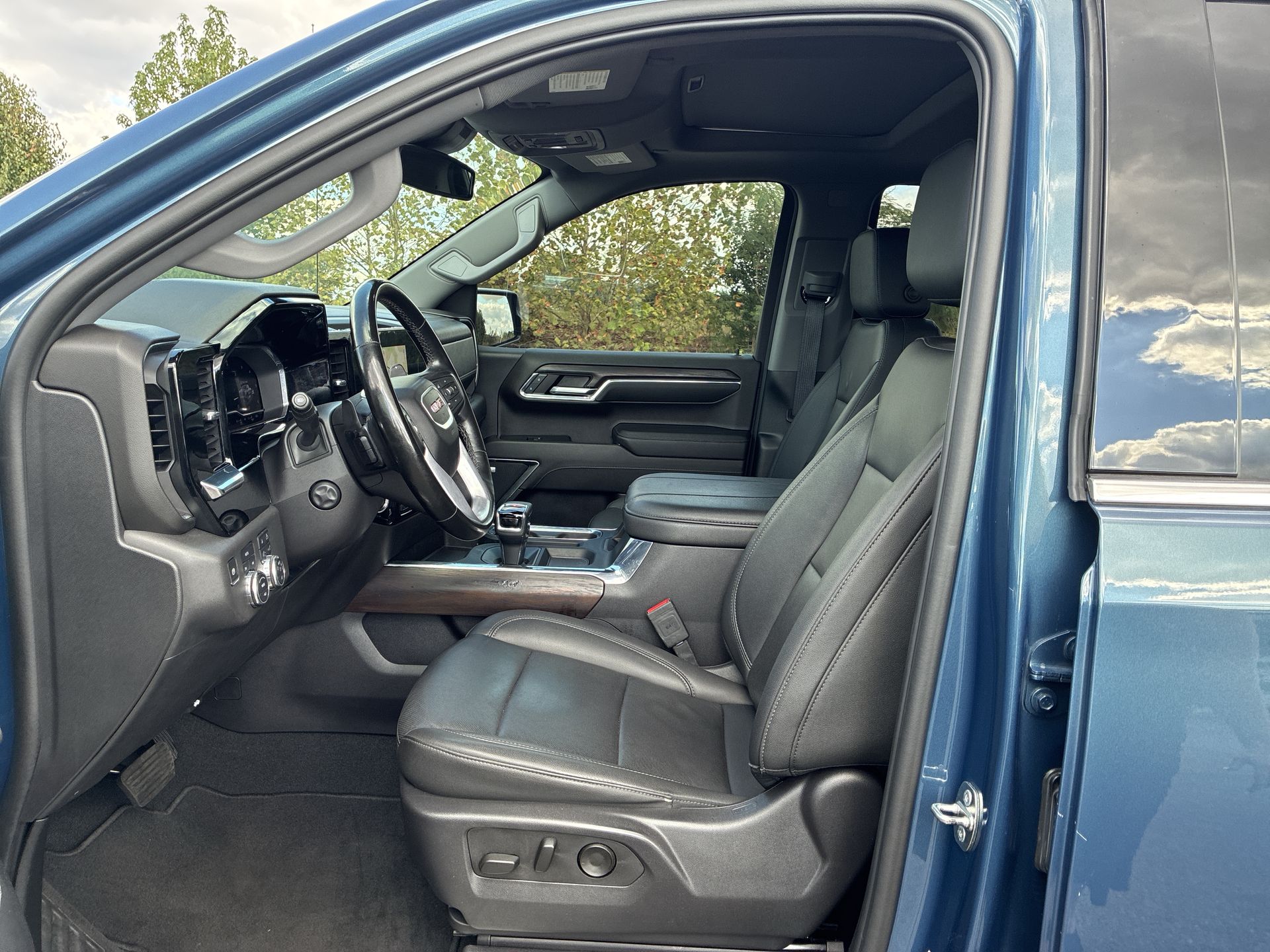 2024 GMC Sierra 1500 SLT - Photo 15