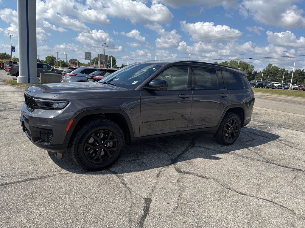 2024 Jeep Grand Cherokee Altitude photo 2