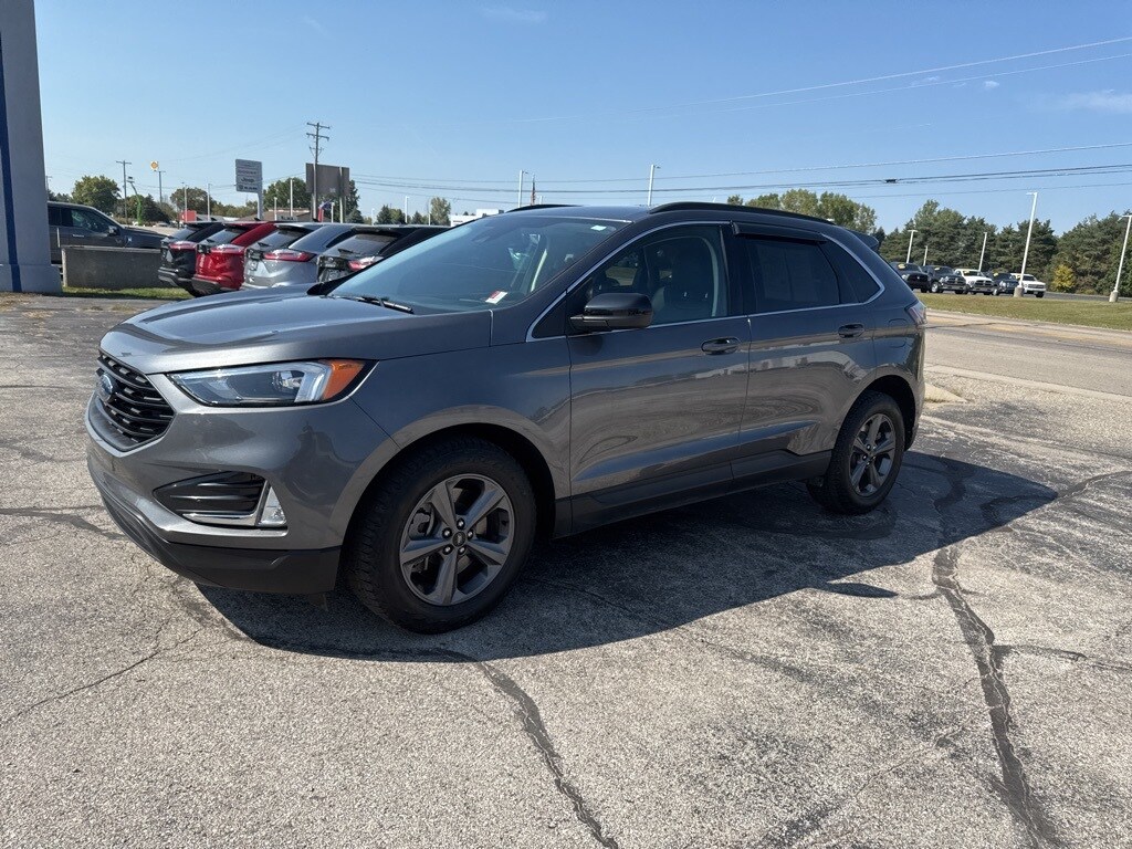 2022 Ford Edge SEL photo 2