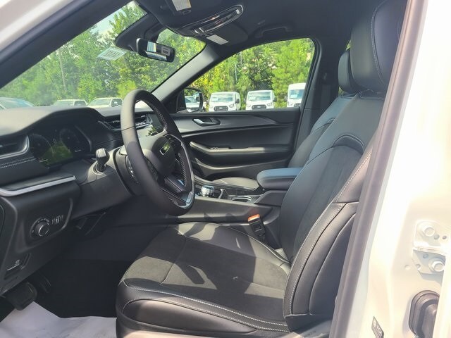 2025 Jeep Grand Cherokee Altitude photo 3