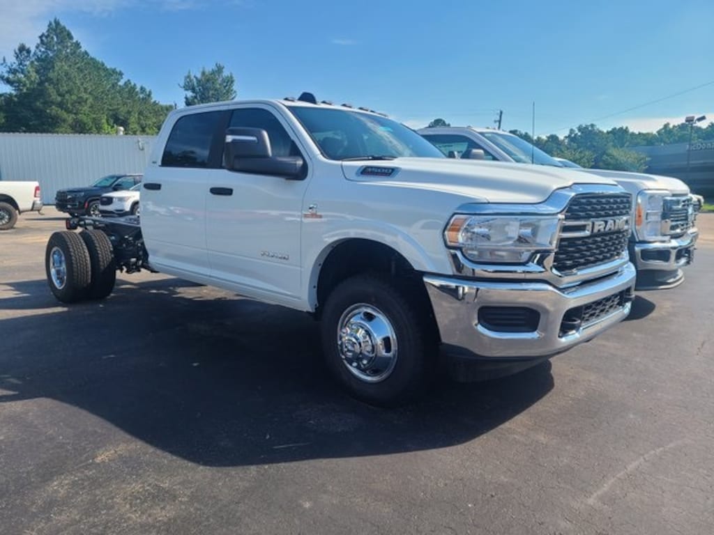 New 2024 Ram 3500 Chassis Cab 3500 SLT CREW CAB CHASSIS 4X4 60' CA Pickup