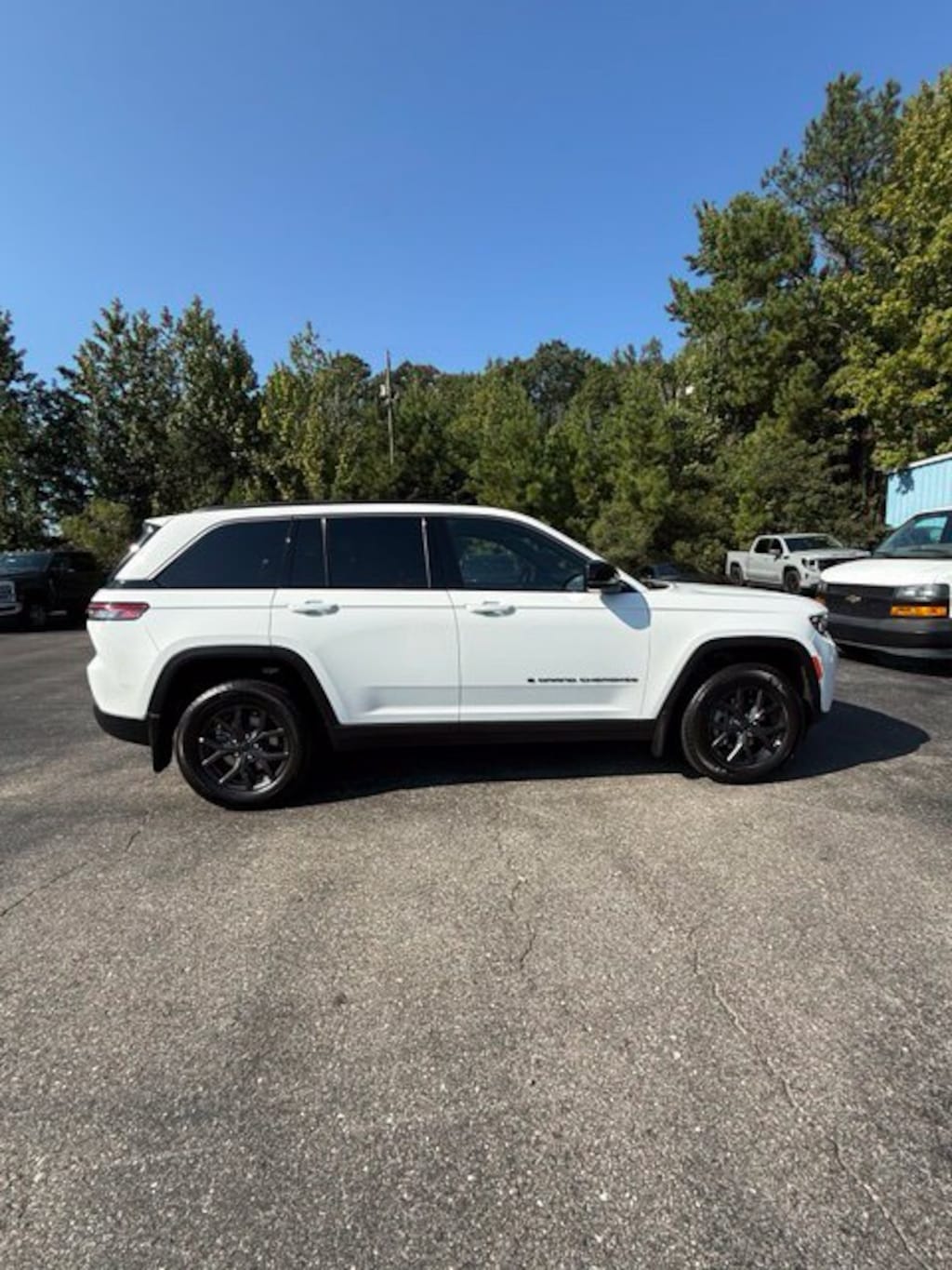 New 2027 Jeep Grand Cherokee 2 Row LAREDO 4X Sport Utility