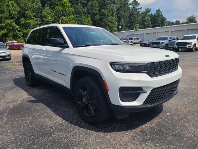 2025 Jeep Grand Cherokee Altitude photo 2