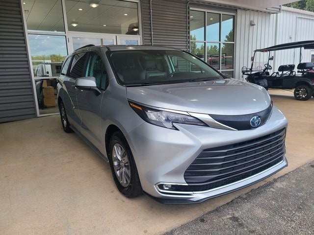 2024 Toyota Sienna XLE's photo