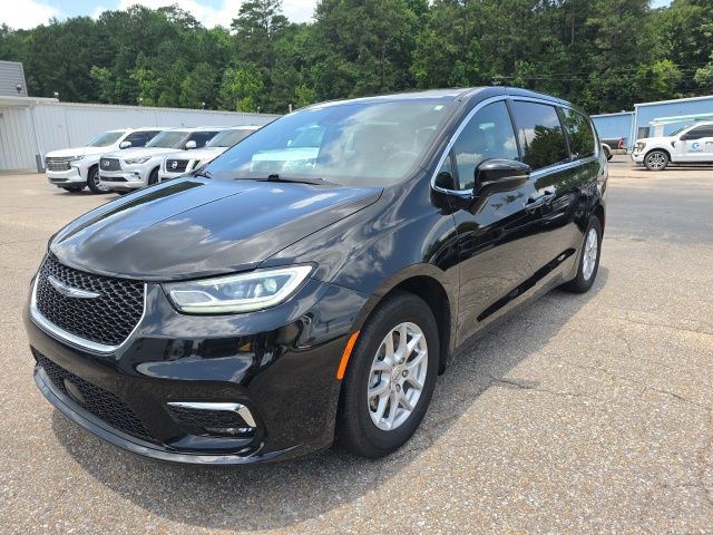 2025 Chrysler Pacifica Select's photo