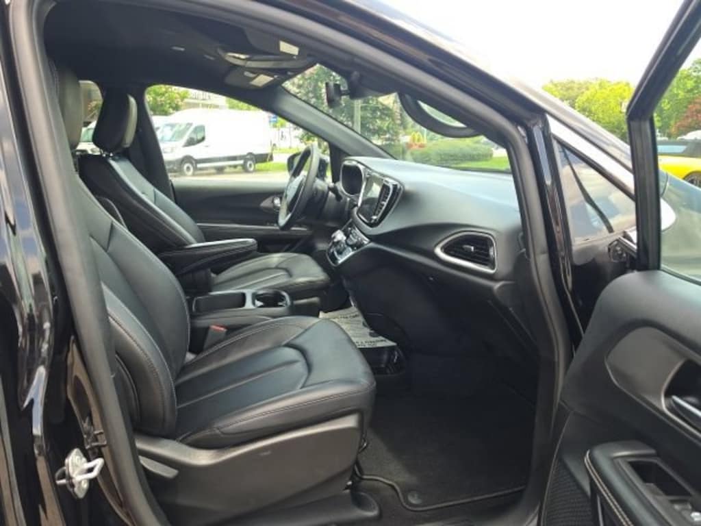 Used 2025 Chrysler Pacifica Select Van Passenger Van
