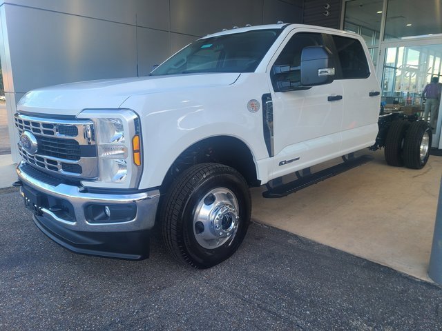 2026 Ford F-350 Chassis Truck Crew Cab 