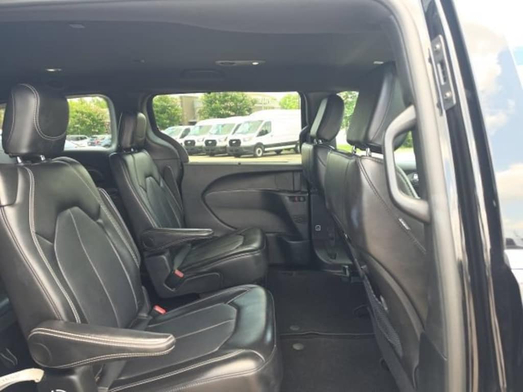 Used 2025 Chrysler Pacifica Select Van Passenger Van