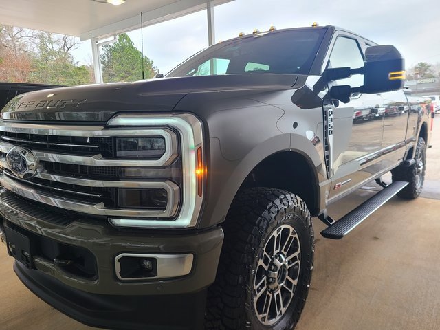 2026 Ford F-350 Super Duty Platinum's photo