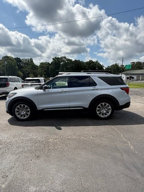 2026 Ford Explorer Platinum's photo