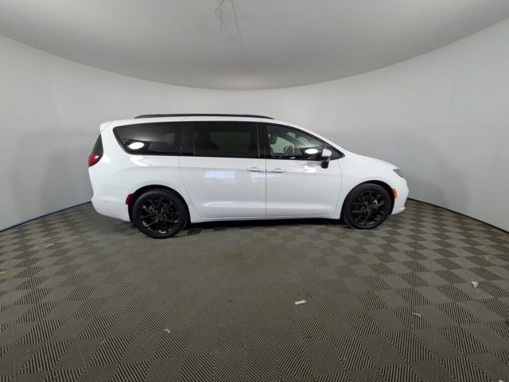 Used 2023 Chrysler Pacifica Touring L