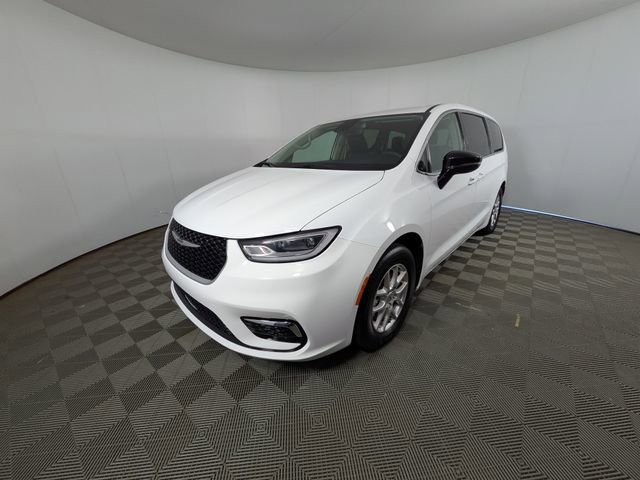 2024 Chrysler Pacifica Touring L's photo