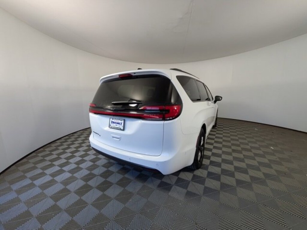 Used 2023 Chrysler Pacifica Touring L