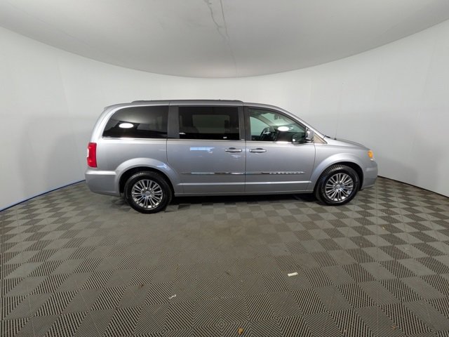 2014 Chrysler Town & Country photo 2