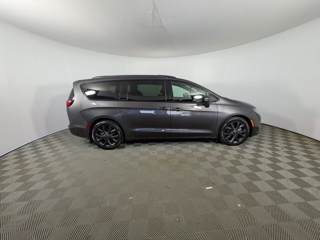 2019 Chrysler Pacifica Limited photo 2