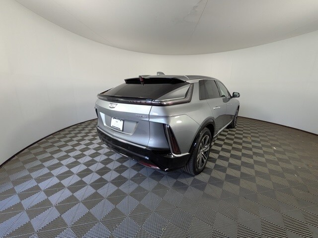 2024 Cadillac Lyriq Luxury photo 2