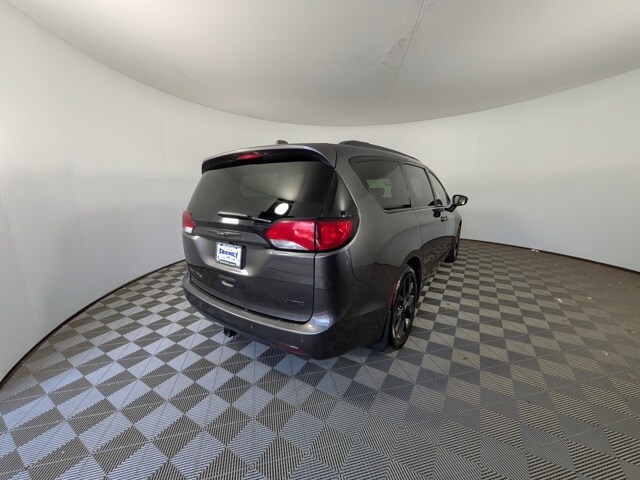 2019 Chrysler Pacifica Limited photo 3